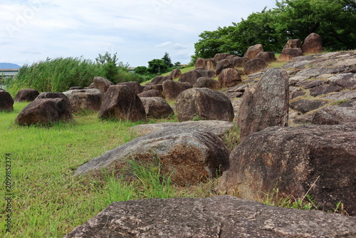 いくつもの大きな岩が置かれた公園