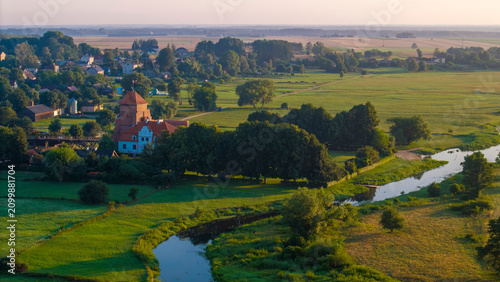 Foto Medieval castle and Liwiec river in Liw, village in Wegrow County, Masovia region of Poland
