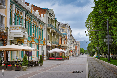 Foto Prospekt Mira street in Vladikavkaz city on a cloudy day, North Ossetia - Alania