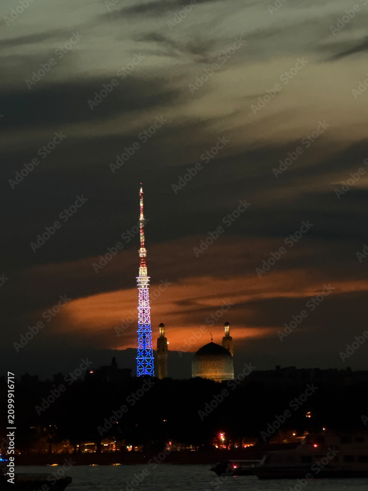 Obraz premium Saint Petersburg skyline with mosque and TV tower at night