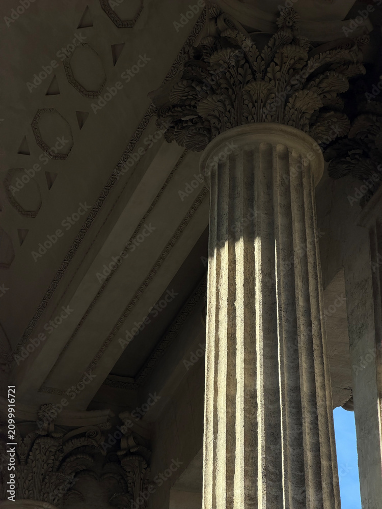 Obraz premium Dramatic sunlight hits an ornate classical column