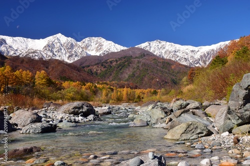秋の白馬村から雪を纏った白馬の峰々を望む