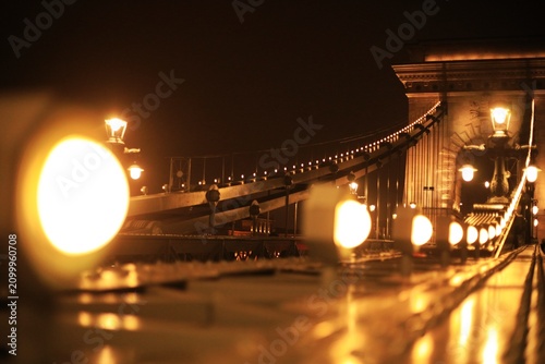 Foto Budapest's Széchenyi Chain Bridge illuminated at night