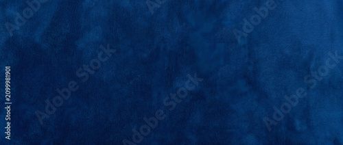 Cuadro en lienzo Velvet texture surface glowing in deep royal blue tones with soft cloudy patches