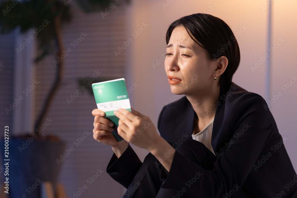 © naka - 通帳を見る女性 © naka - 通帳を見る女性