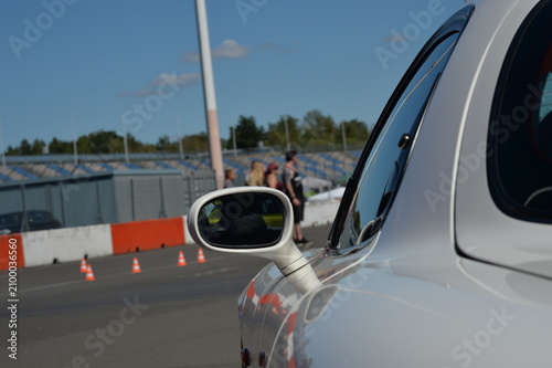 Editorial-Nahaufnahme eines getunten Sportwagens beim Reisbrennen am DEKRA Lausitzring. JDM-Tuning, Show & Shine, Motorsport, Performance-Felgen, Car Culture und Automobilfestival.