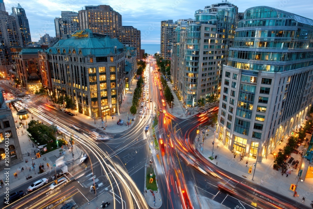 Obraz premium City Intersection with Light Trails at Dusk