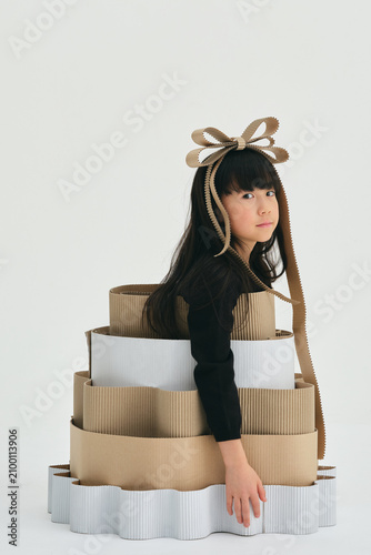 ダンボールのドレスをきた女の子