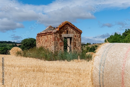 Foto Petite maison de vignerons ancienne au milieu d'un champs de blé moissonné avec