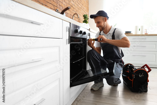 Male technician with screwd...