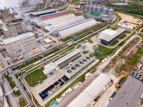 Obraz na plátně Industrial facility in a rural area showing storage silos, production buildings,