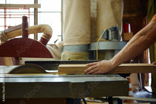 Canvastavla Highly trained technician, precise handling and tidiness during woodworking task