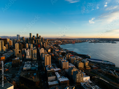 Quadro su tela Seattle skyline and Elliott Bay with Mount Rainier at sunset, Washington, USA aerial view