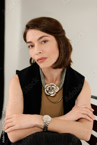 Foto A confident woman showcases her style in a stylish outfit with elegant accessori