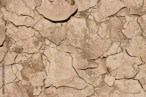 Gebrochene, ausgetrocknete Lehmbodenplatten und Risse bilden eine natürliche Boden-Textur bei Swakopmund, Namibia.