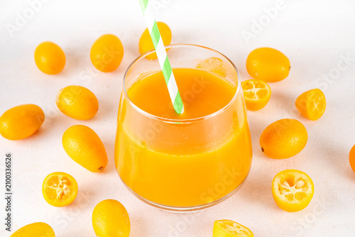 Cuadro en lienzo Tasty homemade kumquat juice