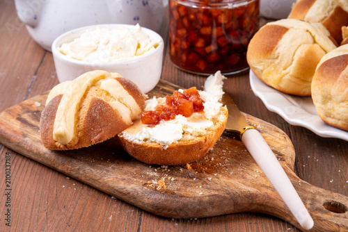Εκτύπωση καμβά Traditional Easter hot cross bun with clotted cream and jam