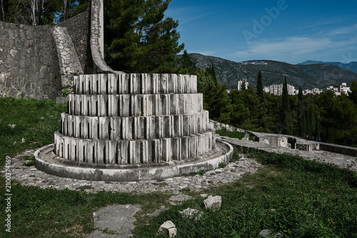 Fotografie Partisan Memorial Cemetery – Yugoslav Modernist Memorial Spomenik in Mostar, Bos