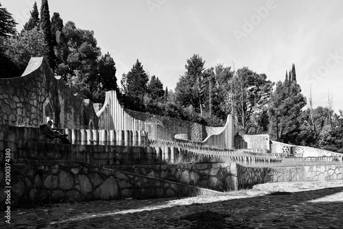 Foto Partisan Memorial Cemetery – Yugoslav Modernist Memorial Spomenik in Mostar, Bos