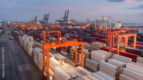 Картината върху платно Smart RTG crane loading cargo container to container truck in the international