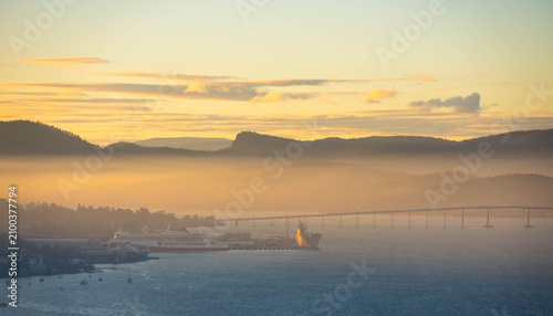 Foto Misty sunrise over the Derwent River and Tasman Bridge in Hobart, Tasmania, with