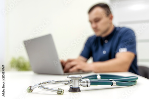 Foto General practitioner using a laptop in a contemporary medical office
