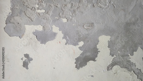 Foto Old cement wall with peeling paint and cracked plaster texture