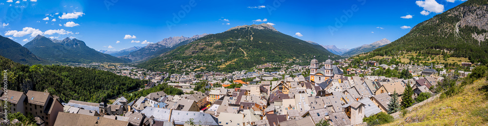 Obraz premium Panorama sur la Cité Vauban de Briançon depuis les fort, dans les Hautes-Alpes en France