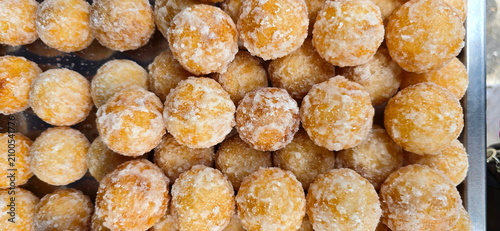 Fotografi Khanom Kai Hong is traditional Thai dessert made by wrapping filling of sweetene