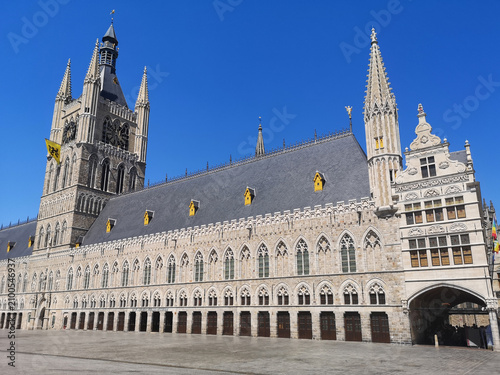 Tableau sur toile The Cloth Hall, important monument  in Ypres,  Belgium