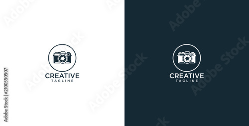 Cuadro en lienzo Minimalist and elegant vector logo design featuring a classic camera icon enclos