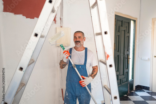 Bild auf Leinwand Man painting wall renovating home interior room