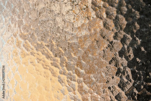 Foto Abstraktes Motiv beige-braunem Wellenmuster aus Glas als Hintergrund