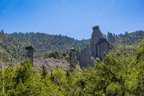 Bild auf Leinwand Les Demoiselles Coiffées de Sauze-du-Lac près du Lac de Serre-Ponçon dans les Ha