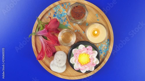 A composition of spa accessories slowly rotates around its axis. View from above.