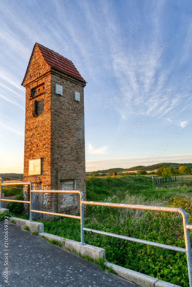 Fototapeta premium Alter Eulenturm bei Sonnenuntergang am Bodden in Baabe auf Rügen