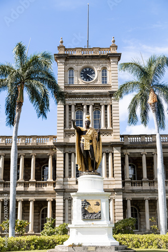 Cuadro en lienzo King Kamehameha Statue standing in front of Aliiolani Hale, Honolulu, Oahu