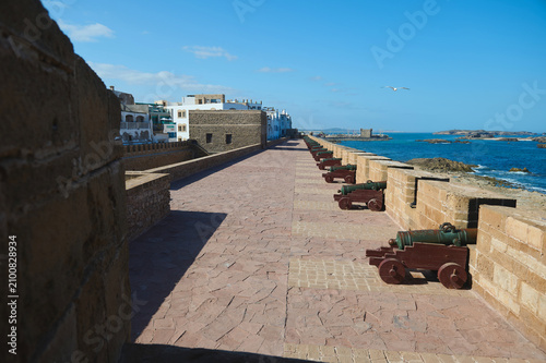 Cuadro en lienzo Cannon-lined ramparts along the Atlantic coast in Essaouira medina, Morocco