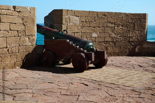 Konstfotografi Historic cannon on the Essaouira old Medina sea wall overlooking the Atlantic Oc