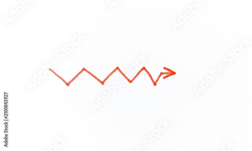 Fotografía A hand-drawn red zigzag arrow on a white background symbolizing growth, progress, fluctuating trends, forward movement and direction