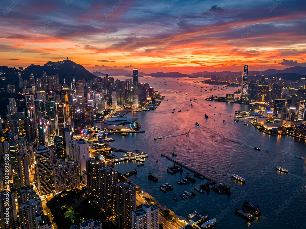 Fototapeta premium Hong Kong Harbor View and City from Above at Sunset with Twilight Sky