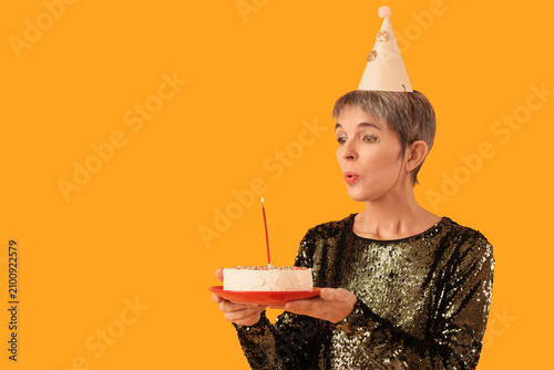 Mature woman in party hat w...