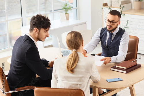Male business mediator givi...