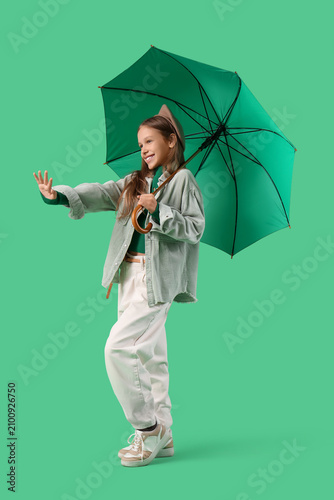 Cute teenage girl with gree...