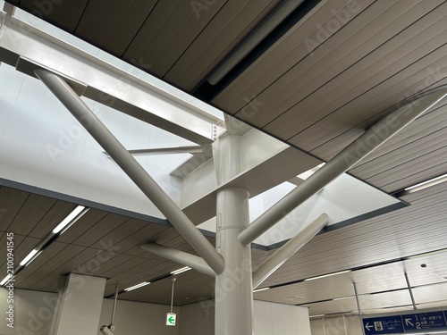 鉄道駅の大屋根鉄骨構造と吹き抜け天窓、モダンな駅建築内部