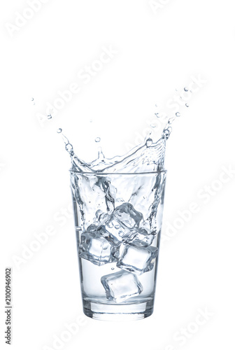 透明感あふれる氷水のグラス