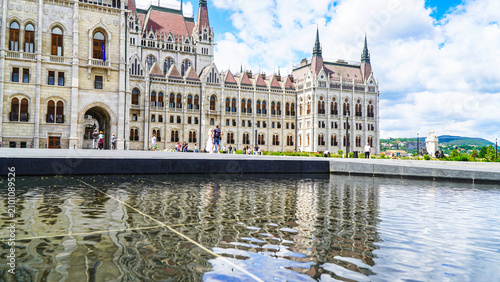 Cuadro en lienzo The Hungarian Parliament Building is the seat of the National Assembly of Hungary, a notable landmark of Hungary, and a popular tourist destination in Budapest