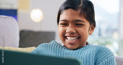Foto Laugh, streaming or girl on sofa with tablet, cartoon series or online game on weekend break