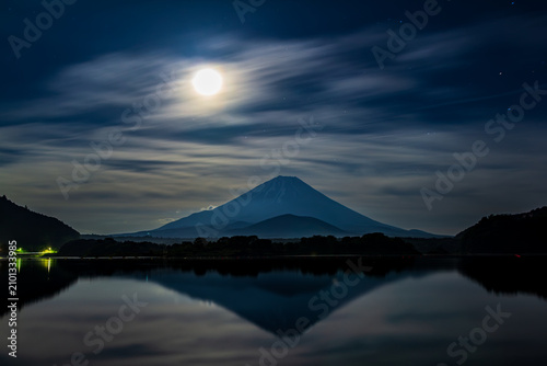 Fotografie 6月の精進湖から月光に照らされた富士山