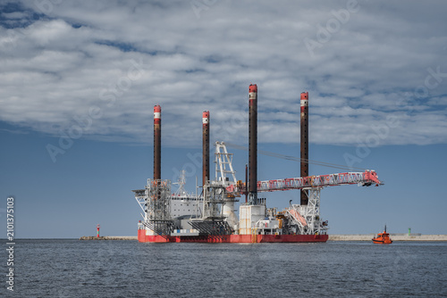 
SEPCIALIZED OFFSHORE SUPPORT VESSEL - Self-elevating offshore construction work platform with deck crane 